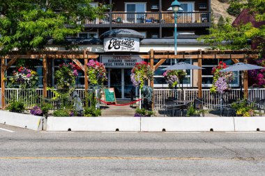 PEACHLAND, CANADA - Ağustos 05, 2024: Okanagan Gölü yakınlarındaki İngiliz Kolumbiyası tatil mimarisi