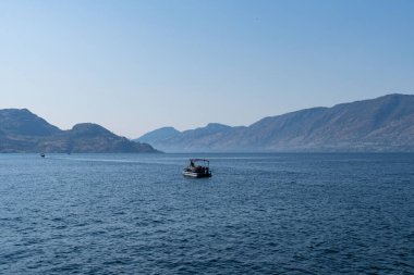 PEACHLAND, CANADA - 05 Ağustos 2024: Okanagan güzel gölü ve arka planda İngiliz Kolombiya 'sı