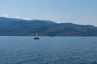 PEACHLAND, CANADA - 05 Ağustos 2024: Okanagan güzel gölü ve arka planda İngiliz Kolombiya 'sı