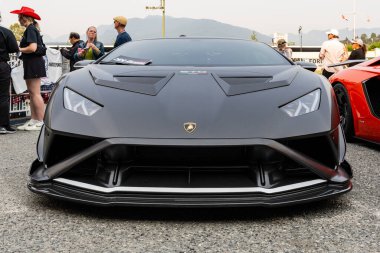 VANCOUVER, BC, CANADA - Eylül 07, 2024: Lüks elektrikli modern spor araba şehir hipodromunda park edilmiş. Süper spor araba konsepti