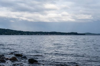 SOINTULA, CANADA - 29 Haziran 2024: Ufuktaki Britanya Kolumbiyası Kanada ufuktaki Gürcistan mavi gökyüzü su manzarası dağları üzerindeki bulutlar