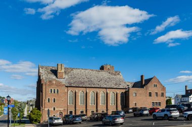 CAMBRIDGE, OHIO, ABD - EKİM 03, 2024: Küçük bir kasabada çok güzel ve renkli bir sokak hayatı