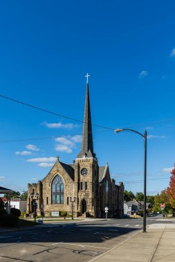 CAMBRIDGE, OHIO, ABD - EKİM 03, 2024: Küçük bir kasabada çok güzel ve renkli bir sokak hayatı