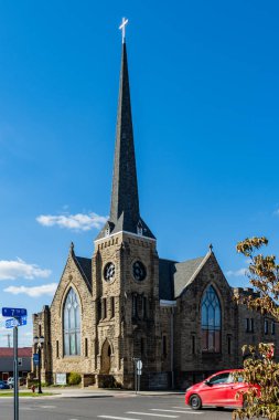 CAMBRIDGE, OHIO, ABD - EKİM 03, 2024: Küçük bir kasabada çok güzel ve renkli bir sokak hayatı