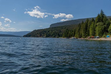 SALMON ARM, CANADA - 13 Temmuz 2024: Herald İl Parkı yakınlarındaki güneşli bir yaz gününde Güzel Shuswap Gölü