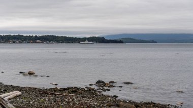 SOINTULA, CANADA - 30 HAZİRAN 2024: Malcolm Adası kıyılarından Kraliçe Charlotte Boğazı 'nın güzel sularından İngiliz Kolumbiyası' na