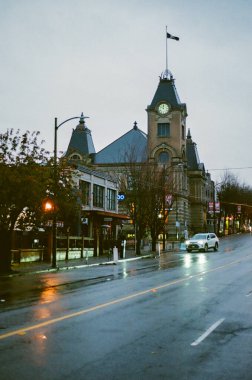 VANCOUVER, CANADA - 31 Ekim 2024: Yağmurlu bir sabahta kulede bir korsan bayrağıyla Vancouver silueti manzarası