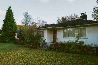 VANCOUVER, BC, CANADA - Kasım 01, 2024: Kuzey Amerika 'da sonbaharda lüks evlerde güzel manzaralı evler