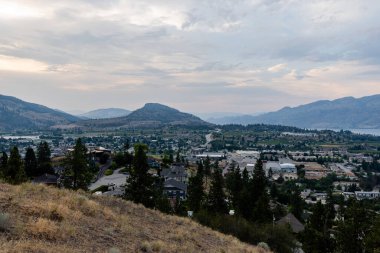 SUMERLAND, CANADA - 17 Temmuz 2024: British Columbia 'nın batısındaki Okanagan Gölü' nün batı yakasındaki Summerland ilçe belediyesinin havadan görünüşü