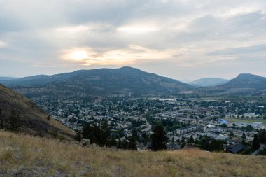 SUMERLAND, CANADA - 17 Temmuz 2024: British Columbia 'nın batısındaki Okanagan Gölü' nün batı yakasındaki Summerland ilçe belediyesinin havadan görünüşü