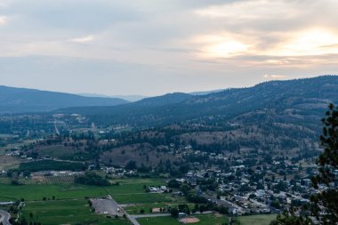 SUMERLAND, CANADA - 17 Temmuz 2024: British Columbia 'nın batısındaki Okanagan Gölü' nün batı yakasındaki Summerland ilçe belediyesinin havadan görünüşü