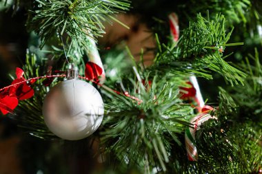 Noel ağacı üzerinde Noel ağacı oyuncakları Noel kutlaması süsleri