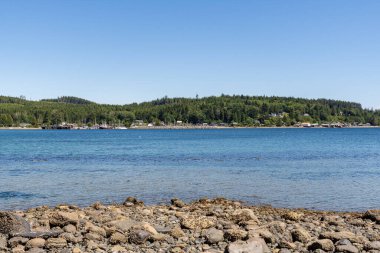 SOINTULA, CANADA - HAZİRAN 01, 2024: Malcolm Adası kıyılarından Kraliçe Charlotte Boğazı 'nın güzel sularından İngiliz Kolumbiyası' na