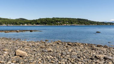 SOINTULA, CANADA - HAZİRAN 01, 2024: Malcolm Adası kıyılarından Kraliçe Charlotte Boğazı 'nın güzel sularından İngiliz Kolumbiyası' na