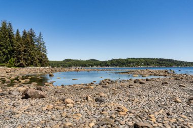 Kraliçe Charlotte Boğazı kıyısındaki kayalar mavi gökyüzü
