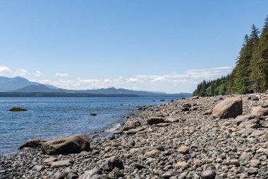 Kraliçe Charlotte Boğazı kıyısındaki kayalar mavi gökyüzü