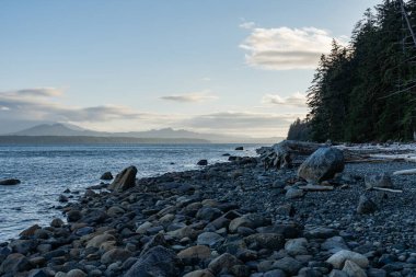 Kraliçe Charlotte Boğazı 'nın günbatımı manzarası Malcolm Island, British Columbia Canada' dan dramatik bir günbatımı gökyüzü ile görüldü.