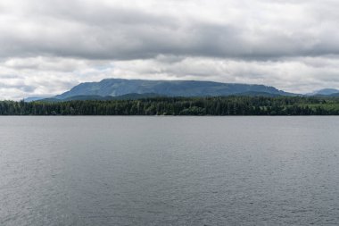 Vancouver Adası 'nın kuzeyindeki adalar arasındaki boğazda Malcolm Adası' ndan ada manzarası var.