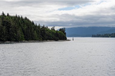 Vancouver Adası 'nın kuzeyindeki adalar arasındaki boğazda Malcolm Adası' ndan ada manzarası var.