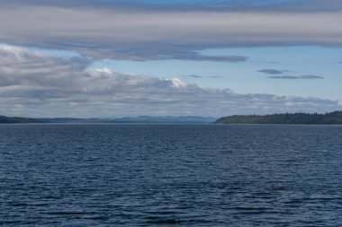 Vancouver Adası 'nın kuzeyindeki adalar arasındaki boğazda Malcolm Adası' ndan ada manzarası var.