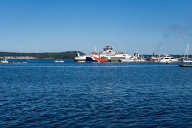 NANAIMO, CANADA - 02 Temmuz 2024: Nanaimo Limanı Havalimanı İskelesi, güneşli yaz günlerinde tekne ve feribot ve turistler
