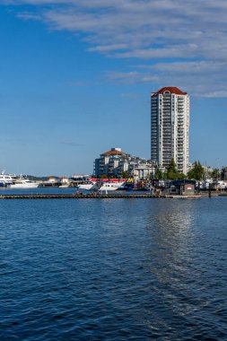 NANAIMO, CANADA - HAZİRAN 02, 2024: Maffeo Sutton Parkı çevresindeki Harbourfront geçidi manzarası