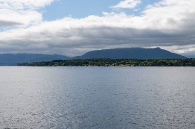SOINTULA, CANADA - HAZİRAN 02, 2024: Vancouver Adası 'nın kuzeyi ile Malcolm Adası' nın kıyıları arasında dar yol