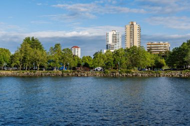 NANAIMO, CANADA - HAZİRAN 02, 2024: Maffeo Sutton Parkı çevresindeki Harbourfront geçidi manzarası