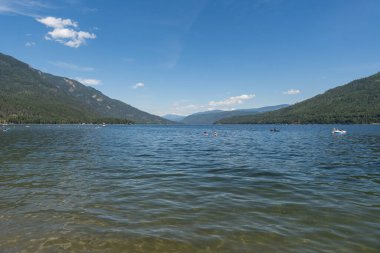 SALMON ARM, CANADA - 13 Temmuz 2024: Herald İl Parkı yakınlarındaki güneşli bir yaz gününde Güzel Shuswap Gölü