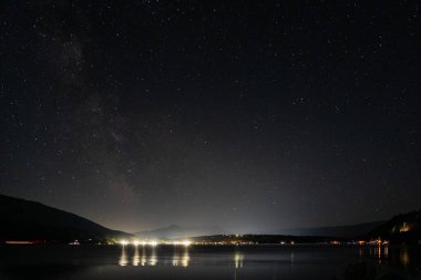 Shuswap Gölü üzerindeki gece yıldızları Güzel manzara manzarası