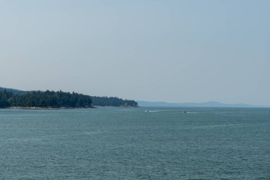 Bulutlu bir yaz gününde Gürcistan Boğazı Panoraması