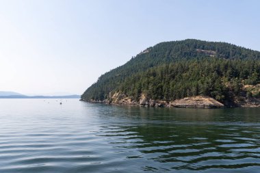 Bulutlu bir yaz gününde Gürcistan Boğazı Panoraması