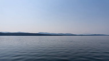 Bulutlu bir yaz gününde Gürcistan Boğazı Panoraması