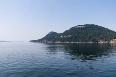 Bulutlu bir yaz gününde Gürcistan Boğazı Panoraması
