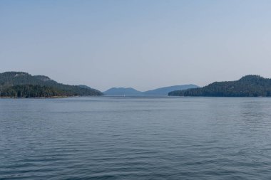 Bulutlu bir yaz gününde Gürcistan Boğazı Panoraması