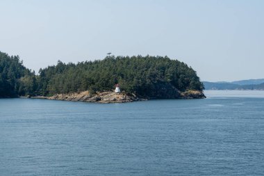 Bulutlu bir yaz gününde Gürcistan Boğazı Panoraması