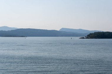 Bulutlu bir yaz gününde Gürcistan Boğazı Panoraması