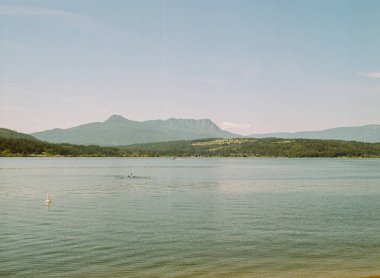 SALMON ARM, CANADA - 13 Temmuz 2024: Herald İl Parkı yakınlarındaki güneşli bir yaz gününde Güzel Shuswap Gölü