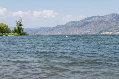SUMERLAND, CANADA - 18 Temmuz 2024: Okanagan Gölü İngiliz Kolombiya Gölü Kanada su manzarası
