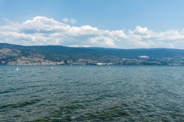 SUMERLAND, CANADA - 18 HAZİRAN 2024 Yaz Zamanı Okanagan Gölü İngiliz Kolombiya Gölü Kanada su manzarası