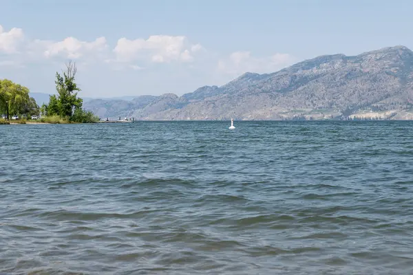 SUMERLAND, CANADA - 18 Temmuz 2024: Okanagan Gölü İngiliz Kolombiya Gölü Kanada su manzarası