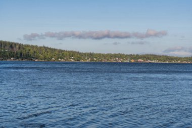 Port McNeill, CANADA - Kraliçe Charlotte Boğazı 'nın günbatımı görüntüsü Malcolm Adası, Britanya Kolumbiyası Kanada dramatik bir gün batımı gökyüzü ile görüldü