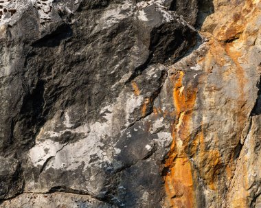 Dağ kayası yüzey dokusu yaz manzarası