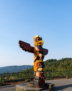 VICTORIA, CANADA - 10 AĞUSTOS 2024: Pasifik 'in kuzeybatısındaki ilk uluslar tarafından oluşturulan totem direği