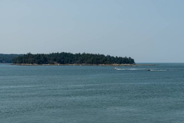 GULF Adaları, Kanada - 09 Ağustos 2024: Bulutlu bir yaz gününde Gürcistan Boğazı Panoraması