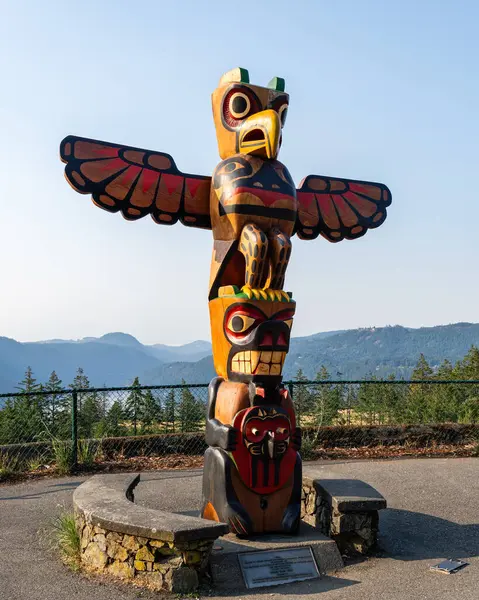 VICTORIA, CANADA - 10 AĞUSTOS 2024: Pasifik 'in kuzeybatısındaki ilk uluslar tarafından oluşturulan totem direği