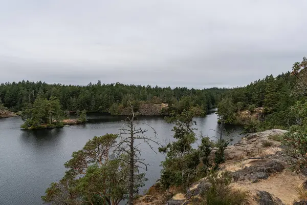 Thetis Gölü 'ndeki Thetis Gölü Bölgesel Parkı sakin su ve bulutlu gün