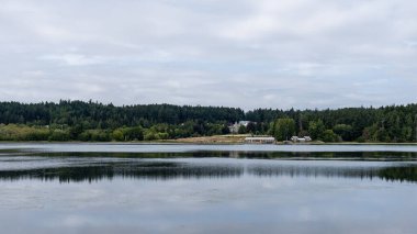 VICTORIA, CANADA - 11 AĞUSTOS 2024: Hatley Kalesi Esquimalt Lagoon mimarisi manzarasına bakın