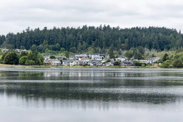 VICTORIA, CANADA - 11 Ağustos 2024: Esquimalt lagünü mimarisi ve evleri ile şehir simgeleri