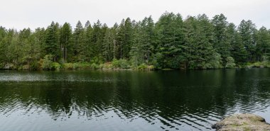 Thetis Gölü 'nün yukarısındaki panorama. Bölgesel Park sakin su ve bulutlu gün.